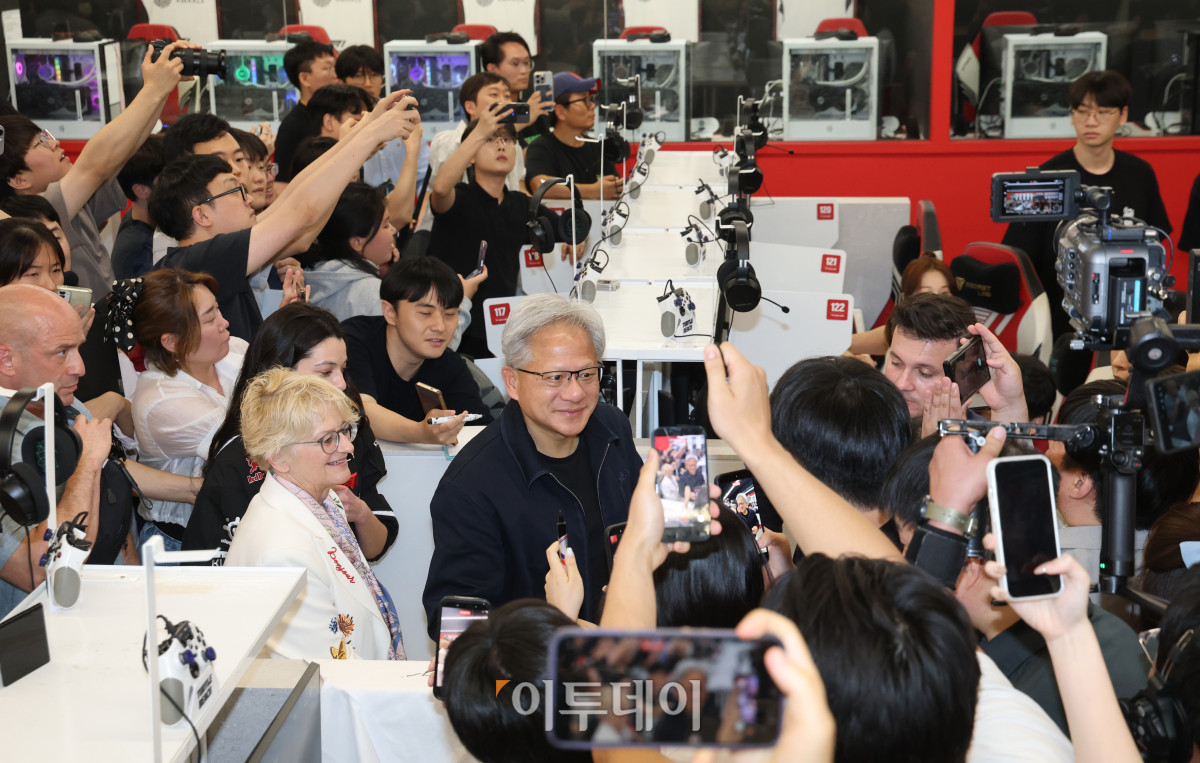 ▲젠슨 황 엔비디아 최고경영자(CEO)가 5일 서울 마포구 ‘T1 베이스 캠프’를 방문해 ‘페이커‘ 이상혁을 비롯한 e스포츠 구단 T1의 리그 오브 레전드(LoL) 선수단을 만나러 가고 있다. 고이란 기자 photoeran@