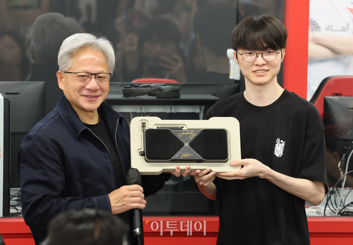 ▲젠슨 황 엔비디아 최고경영자(CEO)가 5일 서울 마포구 ‘T1 베이스 캠프’를 방문해 ‘페이커‘ 이상혁을 비롯한 e스포츠 구단 T1의 리그 오브 레전드(LoL) 선수단을 만난 가운데 젠슨황과 페이커가 서로의 사인을 한 경품 그래픽 카드를 보여주고 있다. 고이란 기자 photoeran@
