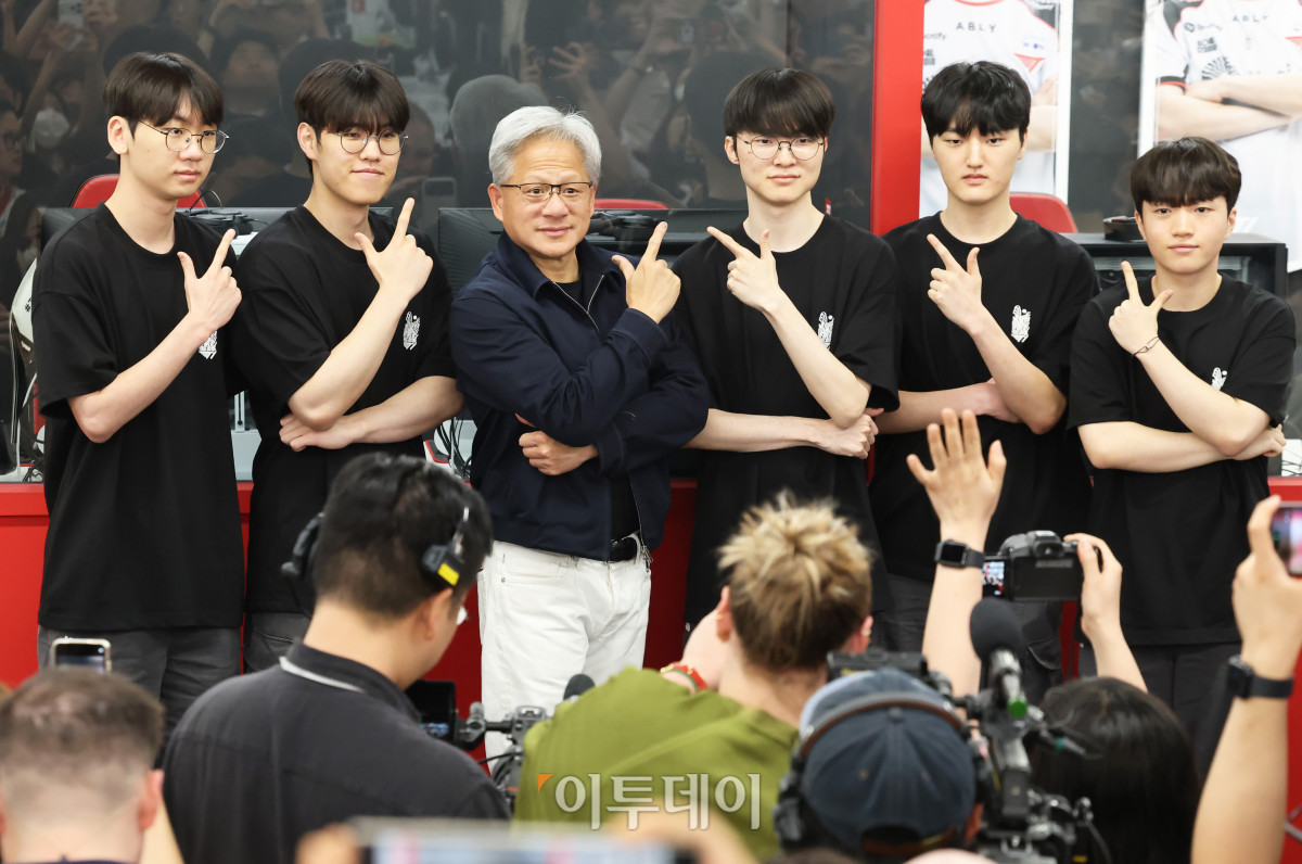 ▲젠슨 황 엔비디아 최고경영자(CEO)가 5일 서울 마포구 ‘T1 베이스 캠프’를 방문해 ‘페이커‘ 이상혁을 비롯한 e스포츠 구단 T1의 리그 오브 레전드(LoL) 선수단을 만난 가운데 젠슨황의 포즈를 따라 티원 멤버들과 사진을 찍고 있다. 고이란 기자 photoeran@
