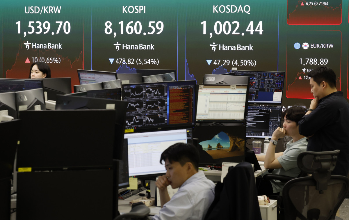 ▲5일 한국거래소에 따르면 이날 코스피 지수는 전 거래일 대비 478.82포인트(5.54%) 내린 8160.59에 장을 마감했다. (뉴시스)