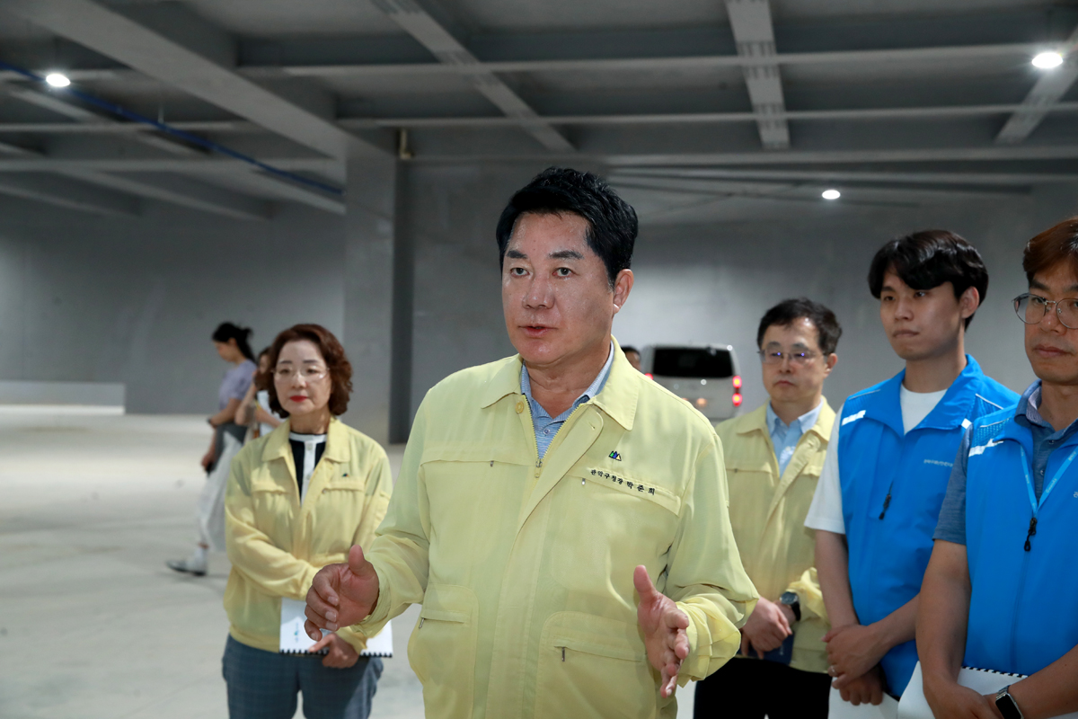 ▲신림 공영차고지 저류조를 방문해 시설 가동 여부를 살피는 박준희 관악구청장. (사진 제공 = 서울특별시 관악구)