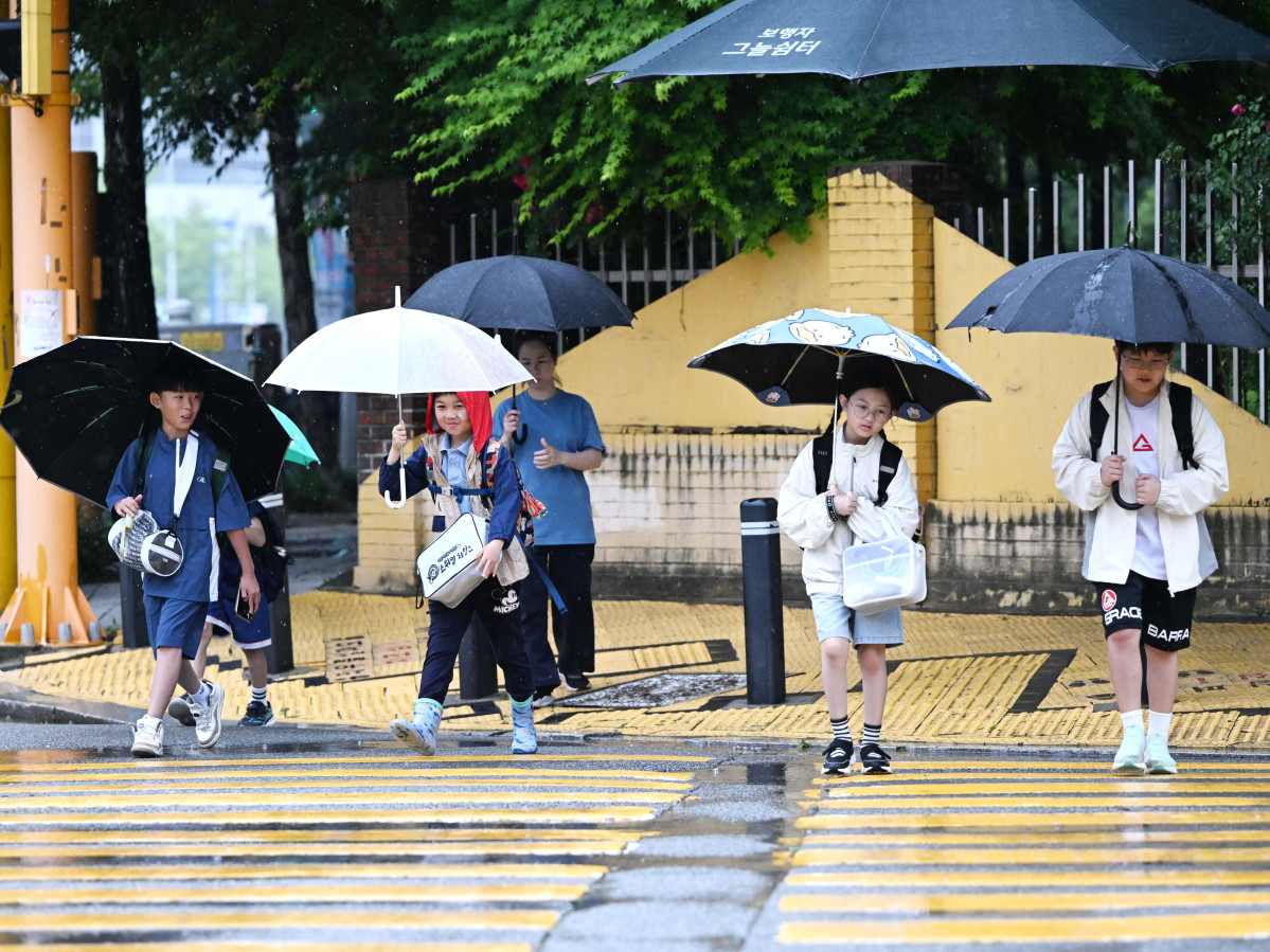 ▲2일 오전 광주 서구 치평동 한 초등학교 앞에서 아이들이 우산을 쓴 채 횡당보도를 걷고 있다. (뉴시스)