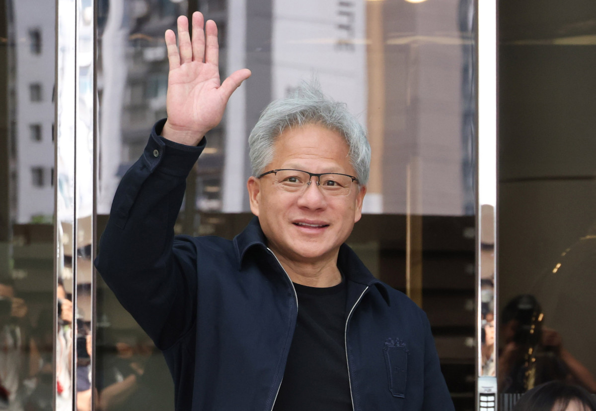 ▲엔비디아 젠슨 황 최고경영자(CEO)가 5일 전용기편으로 서울 강서구 김포비즈니스항공센터(SGBAC)에 도착해 센터를 나서며 인사하고 있다. (사진=연합뉴스)