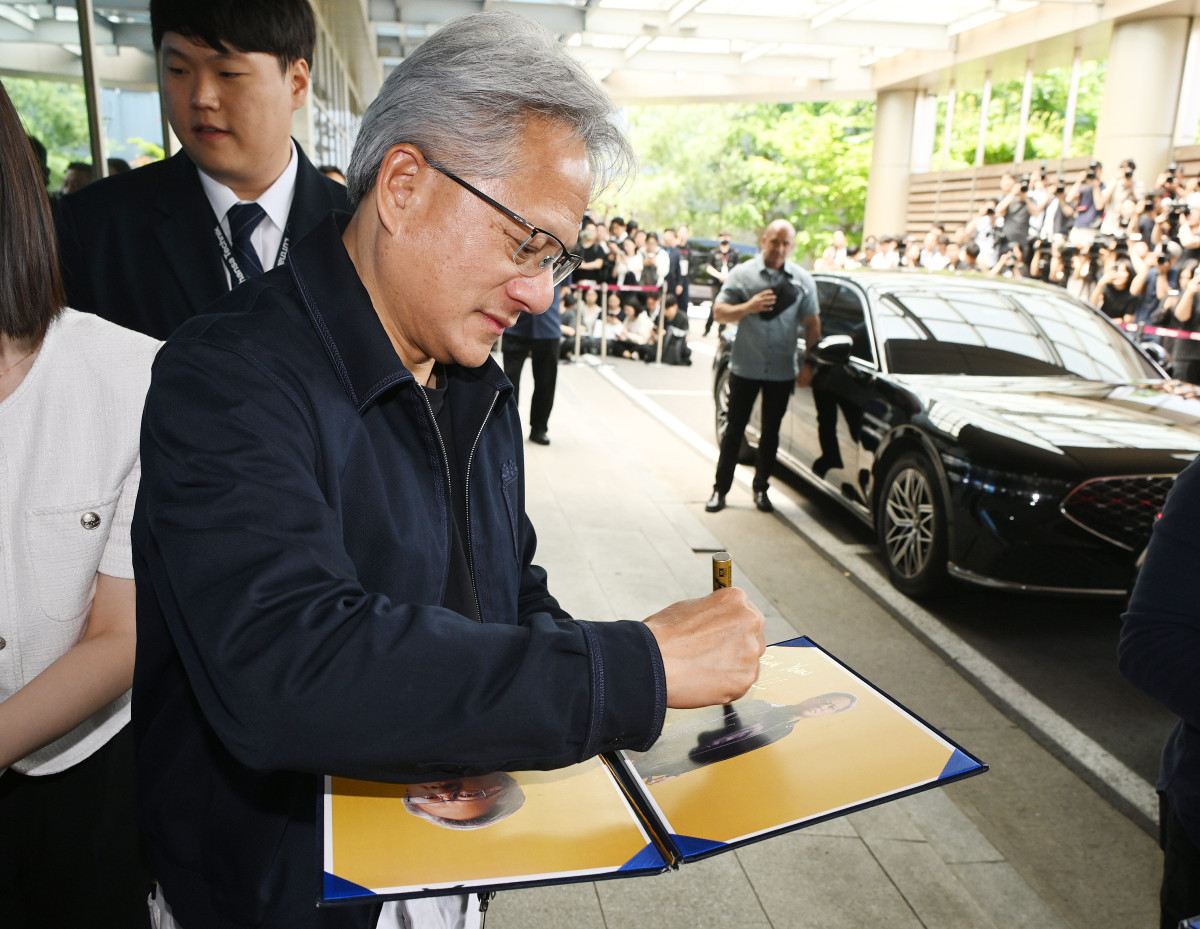 ▲엔비디아 젠슨 황 최고경영자(CEO)가 5일 전용기편으로 서울 강서구 김포비즈니스항공센터(SGBAC)에 도착해 센터를 나서며 팬들에게 사인을 해주고 있다. (사진=연합뉴스)