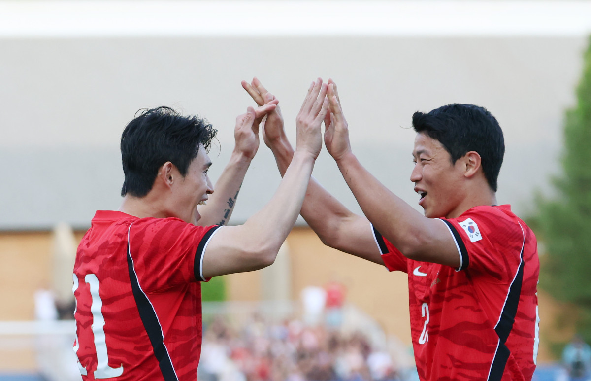 ▲4일(한국시간) 미국 유타주 프로보에 위치한 브리검영대 사우스필드에서 열린 대한민국과 엘살바도르의 평가전. 한국 이동경(울산 HD)이 골을 성공시킨 뒤 황희찬(울버햄프턴)과 함께 기뻐하고 있다. (연합뉴스)