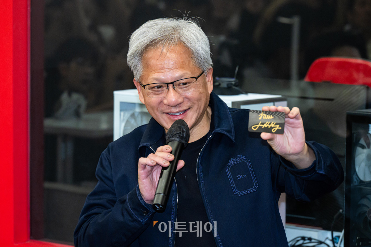 ▲젠슨 황 엔비디아 최고경영자(CEO)가 5일 서울 마포구 ‘T1 베이스 캠프’를 방문해 ‘페이커‘ 이상혁을 비롯한 e스포츠 구단 T1의 리그 오브 레전드(LoL) 선수단을 만나서 추첨을 통해 선물할 엔비디아의 ‘RTX 스파크’를 들어 보이고 있다. 고이란 기자 photoeran@