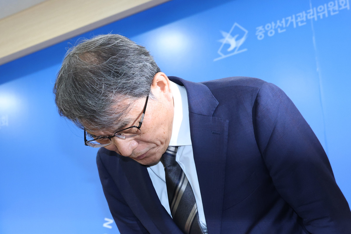 ▲노태악 중앙선거관리위원장이 5일 경기도 과천 중앙선거관리위원회에서 투표용지 부족 사태에 대한 대국민 사과를 하고 있다. (연합뉴스)