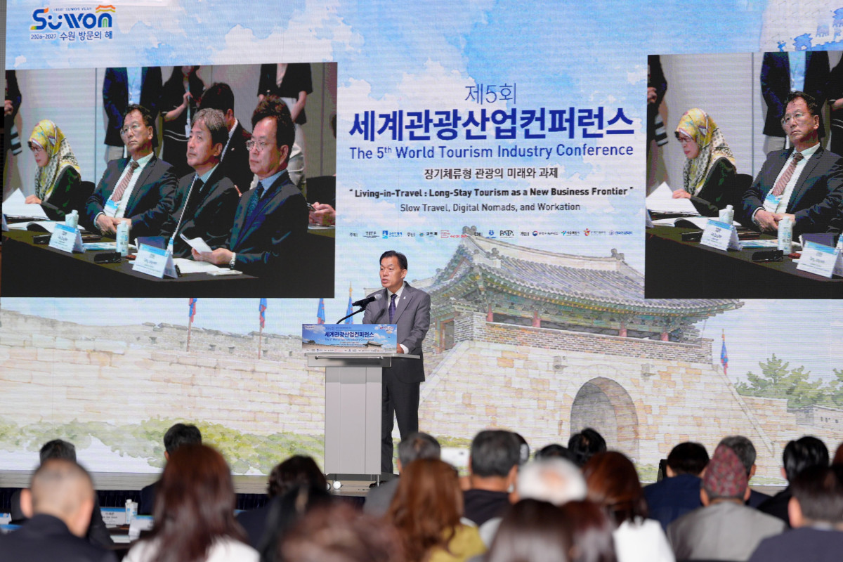 ▲이재준 수원특례시장이 5일 수원컨벤션센터에서 열린 제5회 세계관광산업컨퍼런스 개회식에서 환영사를 하고 있다. 배경 화면에 수원화성 이미지가 펼쳐진 가운데 15개국 관광 수장들이 자리를 함께했다. (수원특례시)