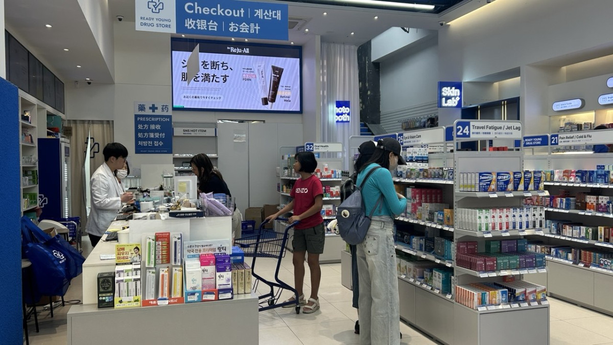 ▲5일 명동레디영약국에서 외국인 관광객들이 결제하고 있다. (사진=연희진 기자)