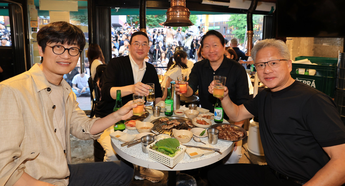 ▲젠슨 황 엔비디아 최고경영자(CEO)와 최태원 SK그룹 회장, 구광모 LG그룹 회장, 이해진 네이버 의장이 5일 서울 마포구 홍대 인근 삼겹살 음식점 '형님 저요'에서 이른바 '삼소(삼겹살·소주) 회동’을 갖고 있다. 2026.6.5 [공동취재] (연합뉴스)