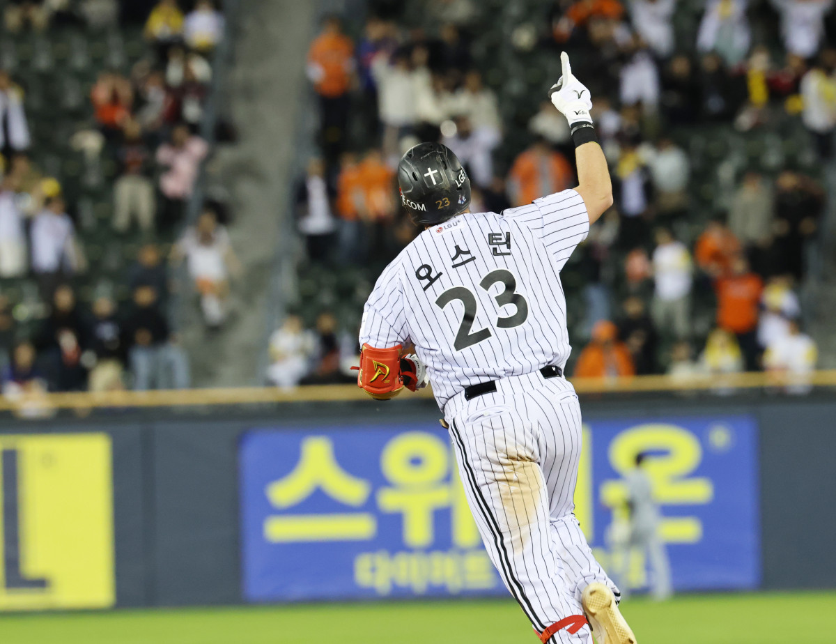 ▲<YONHAP PHOTO-8011> 솔로포 환호하는 오스틴    (서울=연합뉴스) 최재구 기자 = 23일 서울 잠실야구장에서 열린 프로야구 한화-LG경기. 9회 말 LG 선두타자 오스틴이 솔로포를 날리고 운동장을 돌며 환호하고 있다. 2026.4.23    jjaeck9@yna.co.kr/2026-04-23 22:09:23/<저작권자 ⓒ 1980-2026 ㈜연합뉴스. 무단 전재 재배포 금지, AI 학습 및 활용 금지>