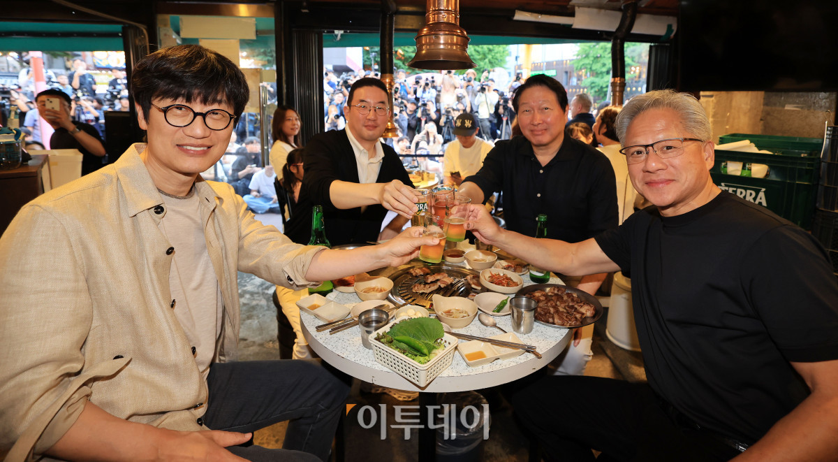 ▲젠슨 황 엔비디아 최고경영자(CEO)가 5일 서울 마포구 서교동의 한 고깃집에서 최태원 SK회장, 구광모 LG회장, 이해진 네이버 의장과 삼겹살 회동을 하고 있다. 고이란 기자 photoeran@