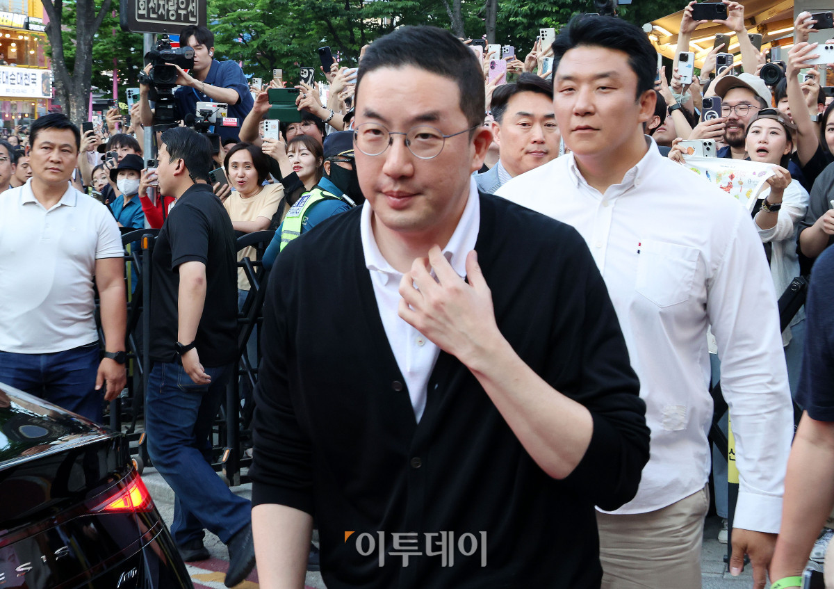 ▲구광모 LG회장이 5일 오후 서울 서교동의 한 고깃집에서 열린 젠슨 황 엔비디아 최고경영자와의 삼겹살 회동에 참석하고 있다. 고이란 기자 photoeran@