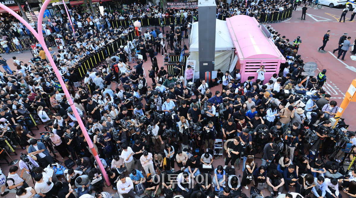▲젠슨 황 엔비디아 최고경영자(CEO)와 최태원 SK회장, 구광모 LG회장, 이해진 네이버 의장과 삼겹살 회동이 열린 5일 서울 홍대 거리가 인파로 가득하다. 고이란 기자 photoeran@