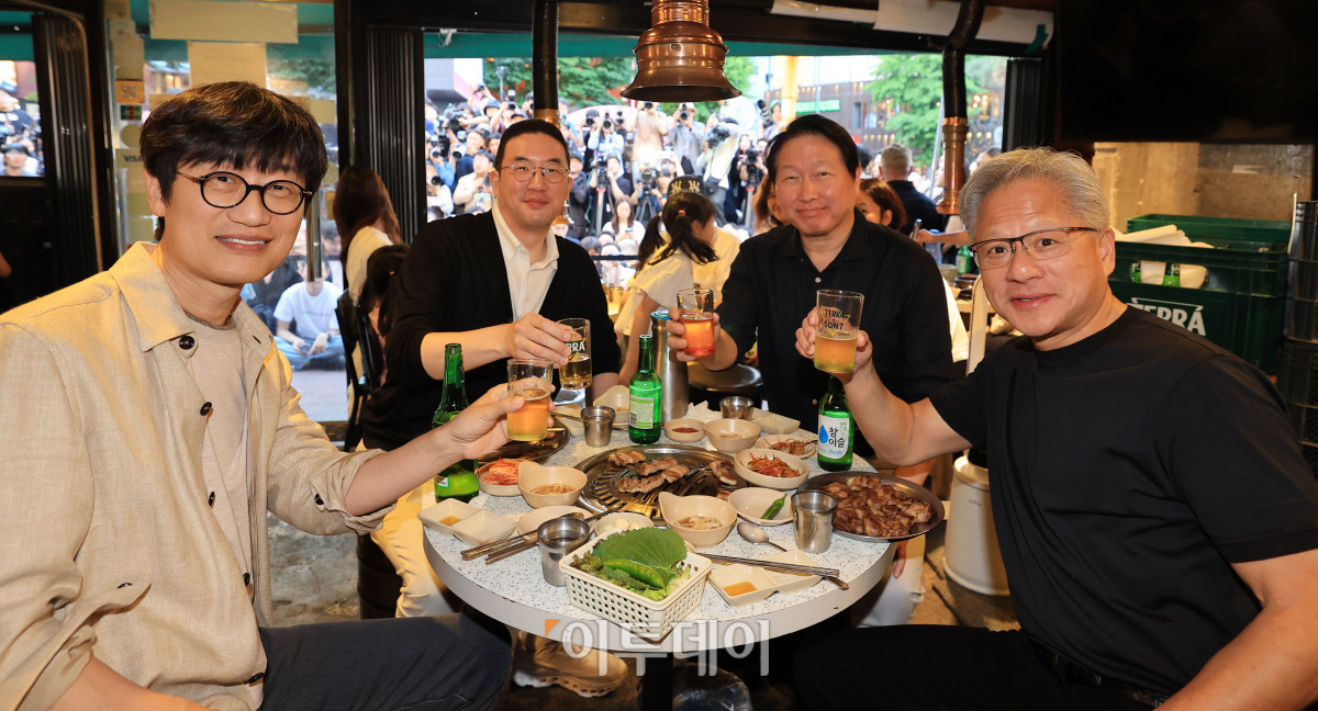 ▲젠슨 황 엔비디아 최고경영자(CEO)가 5일 서울 마포구 서교동의 한 고깃집에서 최태원 SK회장, 구광모 LG회장, 이해진 네이버 의장과 삼겹살 회동을 하고 있다. 고이란 기자 photoeran@