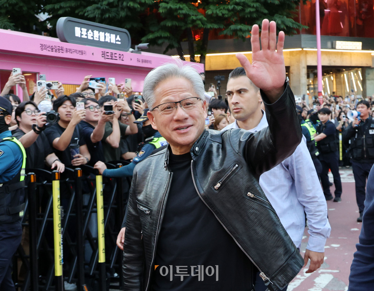 ▲젠슨 황 엔비디아 최고경영자(CEO)가 5일 서울 마포구 서교동의 한 고깃집에서 열린 최태원 SK회장, 구광모 LG회장, 이해진 네이버 의장과의 삼겹살 회동에 참석하고 있다. 고이란 기자 photoeran@