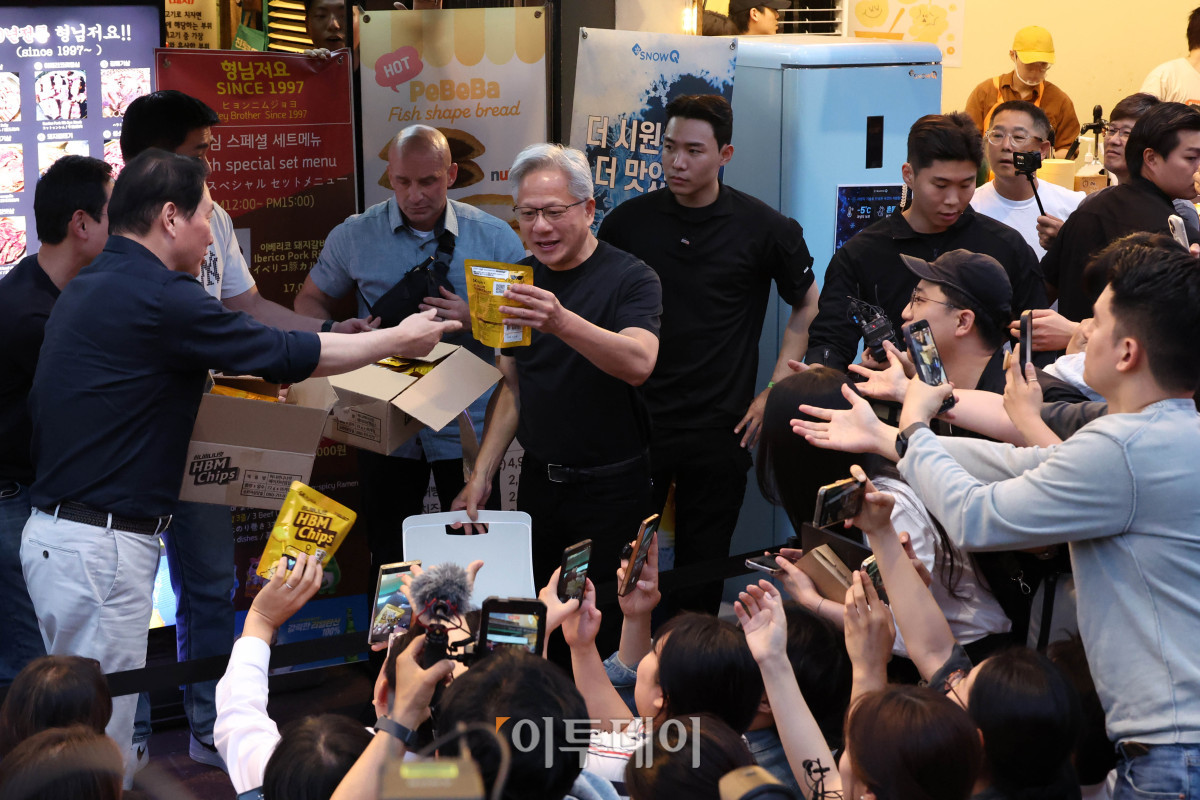 ▲젠슨 황 엔비디아 최고경영자(CEO)가 5일 서울 마포구 홍대 인근 삼겹살 음식점 '형님 저요'에서 최태원 SK그룹 회장, 구광모 LG그룹 회장, 이해진 네이버 의장과 '삼소(삼겹살·소주) 회동’을 하며 시민들에게 HBM 칩을 나눠주고 있다. 고이란 기자 photoeran@