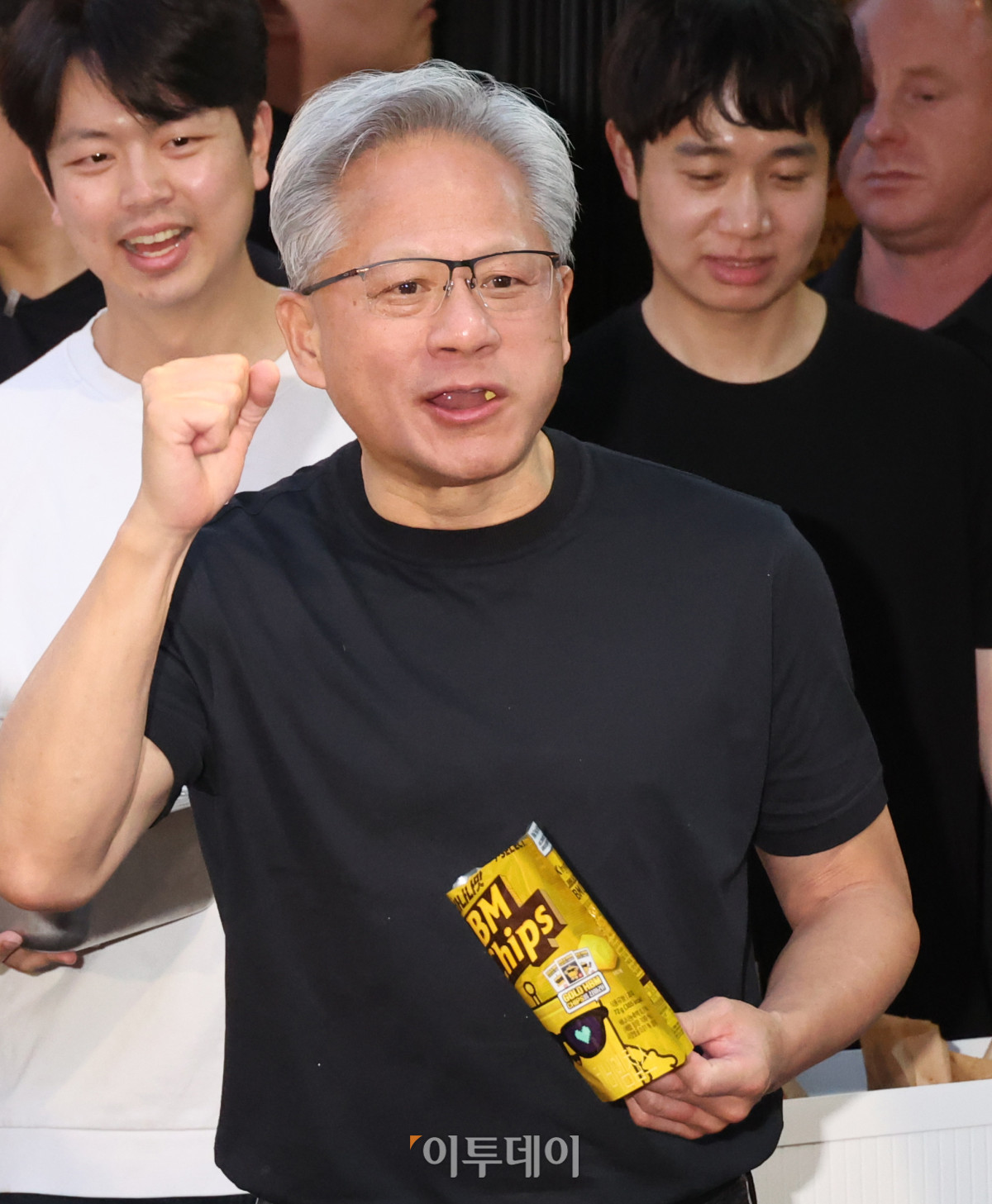 ▲젠슨 황 엔비디아 최고경영자(CEO)가 5일 서울 마포구 홍대 인근 삼겹살 음식점 '형님 저요'에서 최태원 SK그룹 회장, 구광모 LG그룹 회장, 이해진 네이버 의장과 '삼소(삼겹살·소주) 회동’을 하며 HBM 칩을 먹고 있다. 고이란 기자 photoeran@