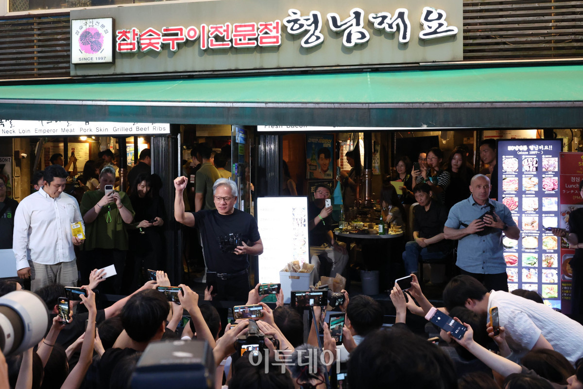 ▲젠슨 황 엔비디아 최고경영자(CEO)가 5일 서울 마포구 홍대 인근 삼겹살 음식점 '형님 저요'에서 최태원 SK그룹 회장, 구광모 LG그룹 회장, 이해진 네이버 의장과 '삼소(삼겹살·소주) 회동’을 하며 발언을 하고 있다. 고이란 기자 photoeran@