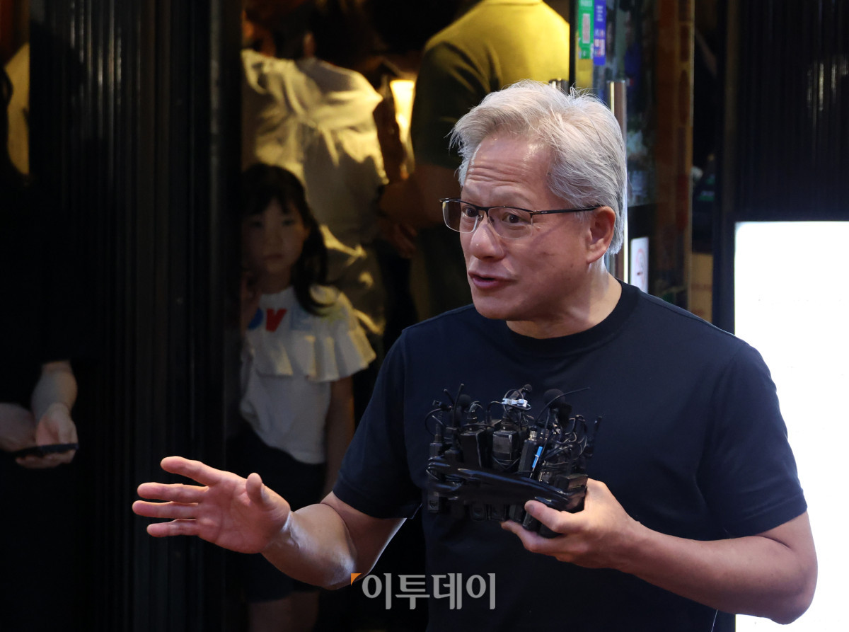 ▲젠슨 황 엔비디아 최고경영자(CEO)가 5일 서울 마포구 홍대 인근 삼겹살 음식점 '형님 저요'에서 최태원 SK그룹 회장, 구광모 LG그룹 회장, 이해진 네이버 의장과 '삼소(삼겹살·소주) 회동’을 하며 발언을 하고 있다. 고이란 기자 photoeran@