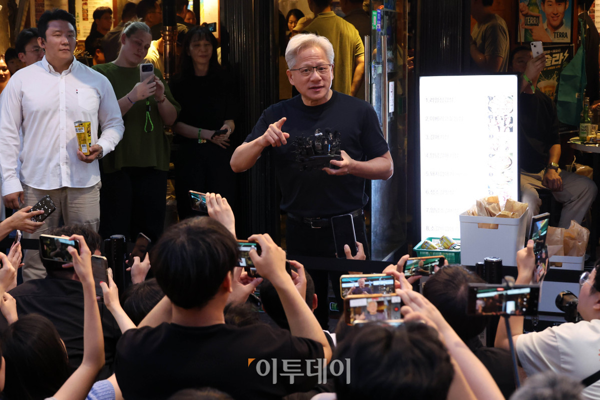 ▲젠슨 황 엔비디아 최고경영자(CEO)가 5일 서울 마포구 홍대 인근 삼겹살 음식점 '형님 저요'에서 최태원 SK그룹 회장, 구광모 LG그룹 회장, 이해진 네이버 의장과 '삼소(삼겹살·소주) 회동’을 하며 발언을 하고 있다. 고이란 기자 photoeran@