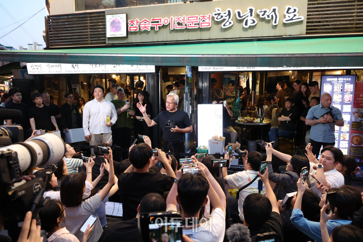 ▲젠슨 황 엔비디아 최고경영자(CEO)가 5일 서울 마포구 홍대 인근 삼겹살 음식점 '형님 저요'에서 최태원 SK그룹 회장, 구광모 LG그룹 회장, 이해진 네이버 의장과 '삼소(삼겹살·소주) 회동’을 하며 발언을 하고 있다. 고이란 기자 photoeran@