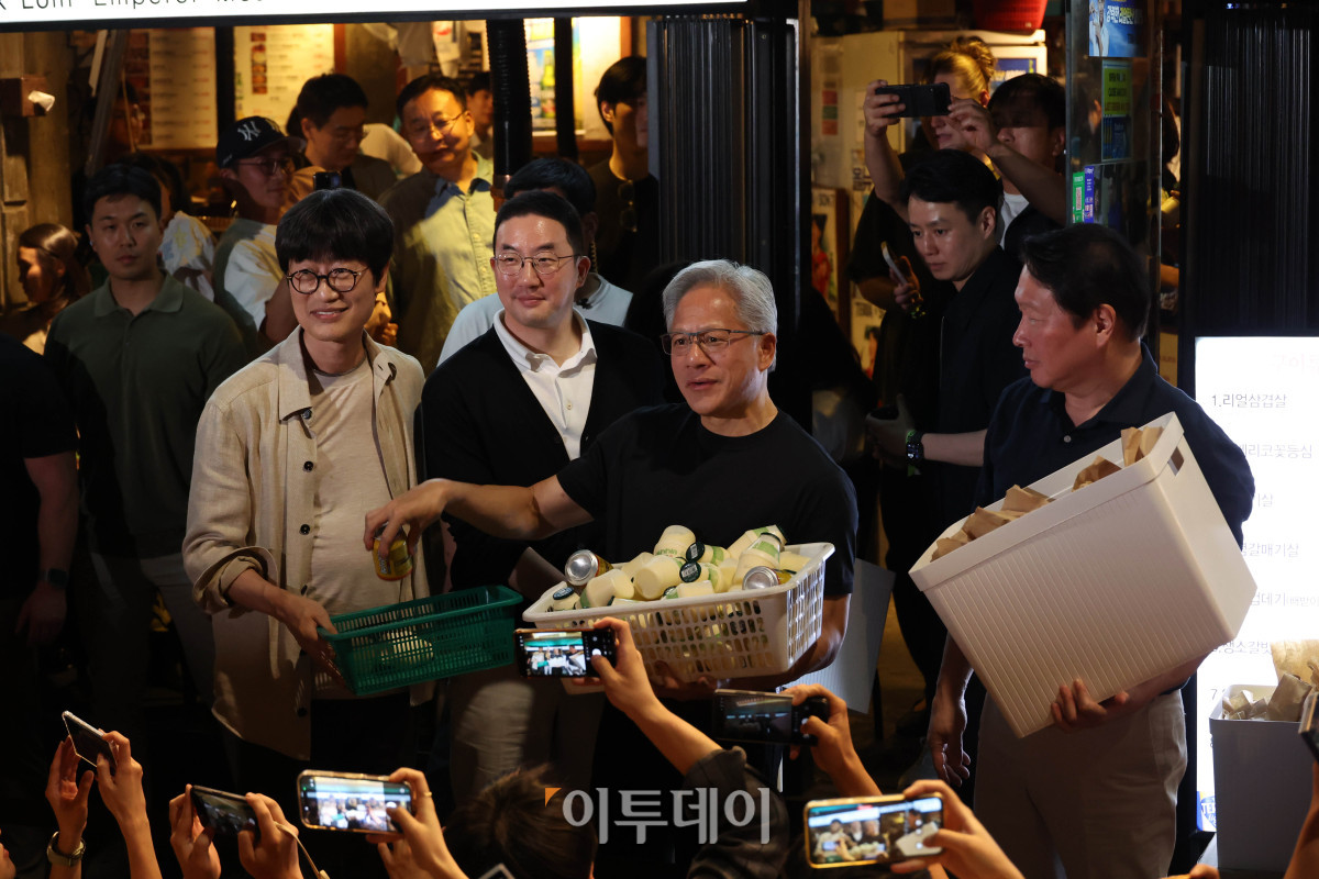 ▲젠슨 황 엔비디아 최고경영자(CEO)가 5일 서울 마포구 홍대 인근 삼겹살 음식점 '형님 저요'에서 최태원 SK그룹 회장, 구광모 LG그룹 회장, 이해진 네이버 의장과 '삼소(삼겹살·소주) 회동’을 하며 포즈를 취하고 있다. 고이란 기자 photoeran@