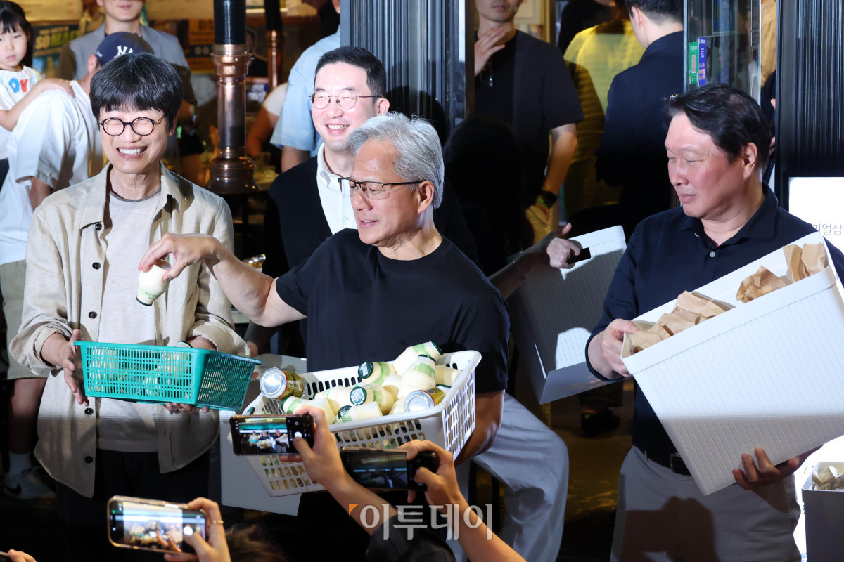▲젠슨 황 엔비디아 최고경영자(CEO)가 5일 서울 마포구 홍대 인근 삼겹살 음식점 '형님 저요'에서 최태원 SK그룹 회장, 구광모 LG그룹 회장, 이해진 네이버 의장과 '삼소(삼겹살·소주) 회동’을 하며 포즈를 취하고 있다. 고이란 기자 photoeran@