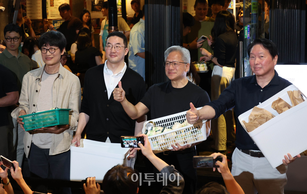 ▲젠슨 황 엔비디아 최고경영자(CEO)가 5일 서울 마포구 홍대 인근 삼겹살 음식점 '형님 저요'에서 최태원 SK그룹 회장, 구광모 LG그룹 회장, 이해진 네이버 의장과 '삼소(삼겹살·소주) 회동’을 하며 포즈를 취하고 있다. 고이란 기자 photoeran@