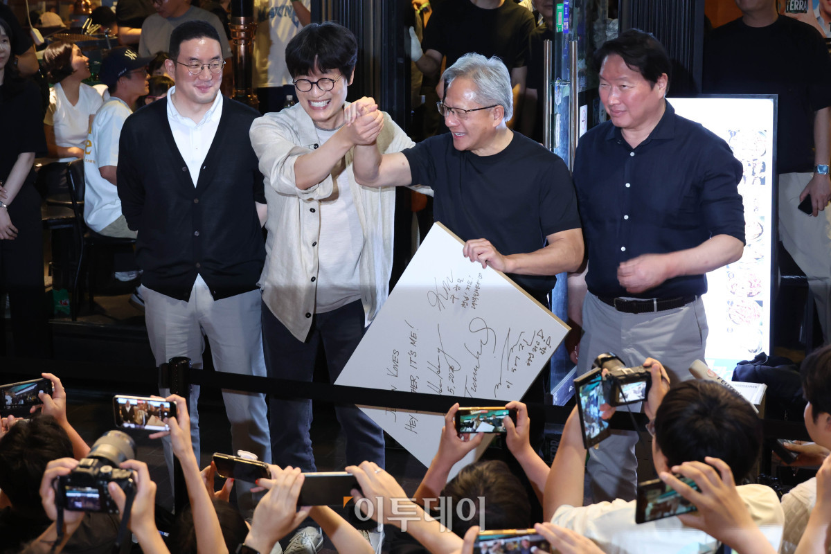 ▲젠슨 황 엔비디아 최고경영자(CEO)가 5일 서울 마포구 홍대 인근 삼겹살 음식점 '형님 저요'에서 최태원 SK그룹 회장, 구광모 LG그룹 회장, 이해진 네이버 의장과 '삼소(삼겹살·소주) 회동’을 마치고 이 의장이 모든 식사값을 계산하는 골든벨을 울렸다며 치켜세우고 있다. 고이란 기자 photoeran@