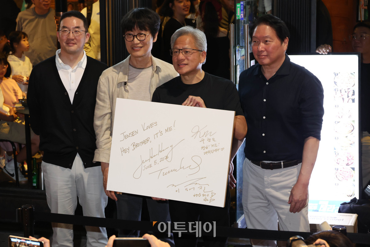 ▲젠슨 황 엔비디아 최고경영자(CEO)가 5일 서울 마포구 홍대 인근 삼겹살 음식점 '형님 저요'에서 최태원 SK그룹 회장, 구광모 LG그룹 회장, 이해진 네이버 의장과 '삼소(삼겹살·소주) 회동’을 마치고 사인보드를 들고 포즈를 취하고 있다. 고이란 기자 photoeran@