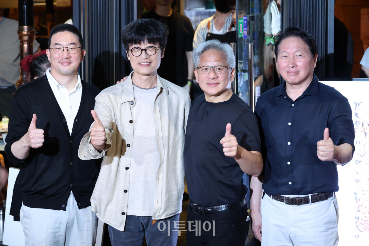 ▲젠슨 황 엔비디아 최고경영자(CEO)가 5일 서울 마포구 홍대 인근 삼겹살 음식점 '형님 저요'에서 최태원 SK그룹 회장, 구광모 LG그룹 회장, 이해진 네이버 의장과 이른바 '삼소(삼겹살·소주) 회동’을 하며 포즈를 취하고 있다. 고이란 기자 photoeran@