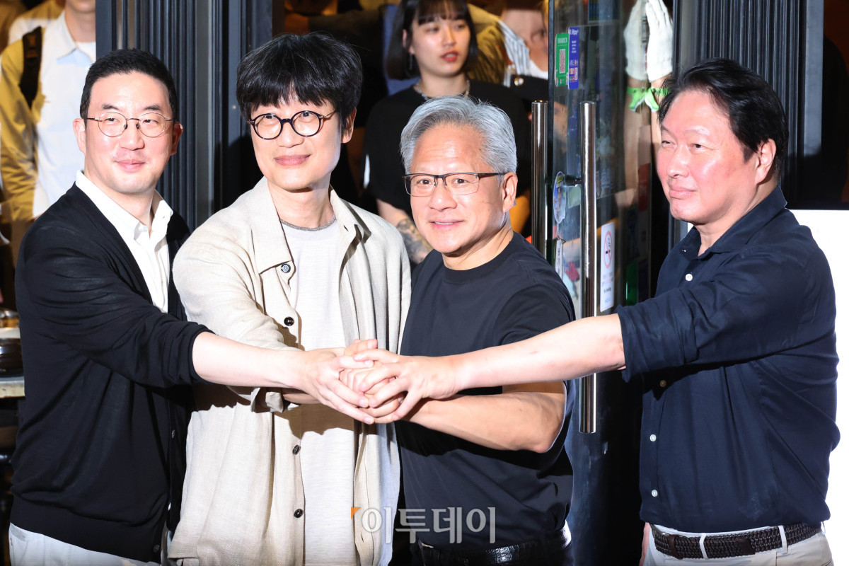 ▲젠슨 황 엔비디아 최고경영자(CEO)가 5일 서울 마포구 홍대 인근 삼겹살 음식점 '형님 저요'에서 최태원 SK그룹 회장, 구광모 LG그룹 회장, 이해진 네이버 의장과 이른바 '삼소(삼겹살·소주) 회동’을 하며 포즈를 취하고 있다. 고이란 기자 photoeran@