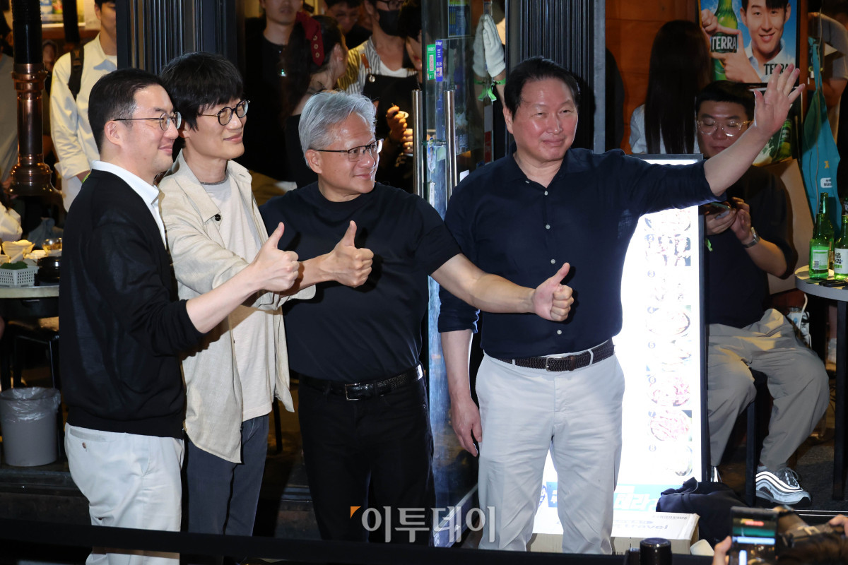 ▲젠슨 황 엔비디아 최고경영자(CEO)가 5일 서울 마포구 홍대 인근 삼겹살 음식점 '형님 저요'에서 최태원 SK그룹 회장, 구광모 LG그룹 회장, 이해진 네이버 의장과 이른바 '삼소(삼겹살·소주) 회동’을 하며 포즈를 취하고 있다. 고이란 기자 photoeran@