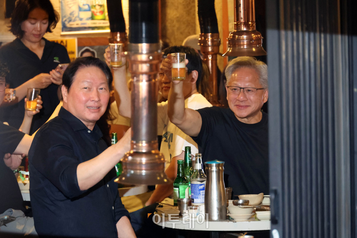 ▲젠슨 황 엔비디아 최고경영자(CEO)가 5일 서울 마포구 홍대 인근 삼겹살 음식점 '형님 저요'에서 최태원 SK그룹 회장, 구광모 LG그룹 회장, 이해진 네이버 의장과 '삼소(삼겹살·소주) 회동’을 하고 있다. 고이란 기자 photoeran@
