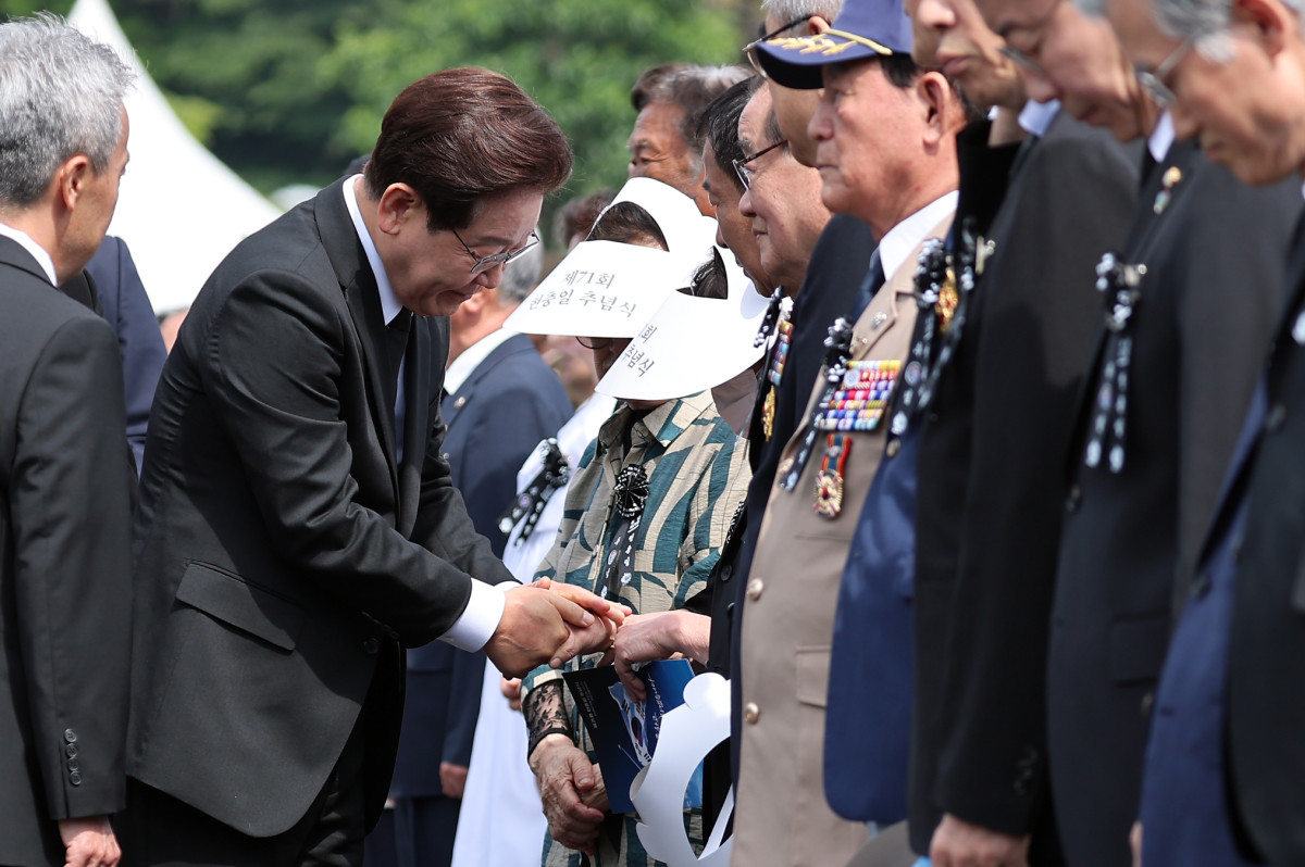 ▲<YONHAP PHOTO-2439> 이재명 대통령, 현충일 추념식 참석    (서울=연합뉴스) 김도훈 기자 = 이재명 대통령이 6일 서울 동작구 국립서울현충원에서 열린 제71회 현충일 추념식에 입장하며 참석자들과 인사하고 있다. 2026.6.6    superdoo82@yna.co.kr/2026-06-06 10:02:10/<저작권자 ⓒ 1980-2026 ㈜연합뉴스. 무단 전재 재배포 금지, AI 학습 및 활용 금지>