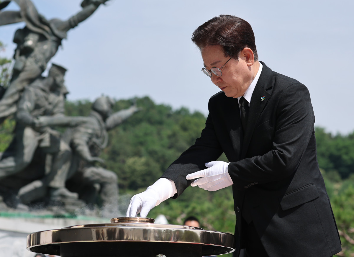 ▲<YONHAP PHOTO-2521> 분향하는 이재명 대통령    (서울=연합뉴스) 김도훈 기자 = 이재명 대통령이 6일 서울 동작구 국립서울현충원에서 열린 제71회 현충일 추념식에서 현충탑에 분향하고 있다. 2026.6.6    superdoo82@yna.co.kr/2026-06-06 10:18:13/<저작권자 ⓒ 1980-2026 ㈜연합뉴스. 무단 전재 재배포 금지, AI 학습 및 활용 금지>
