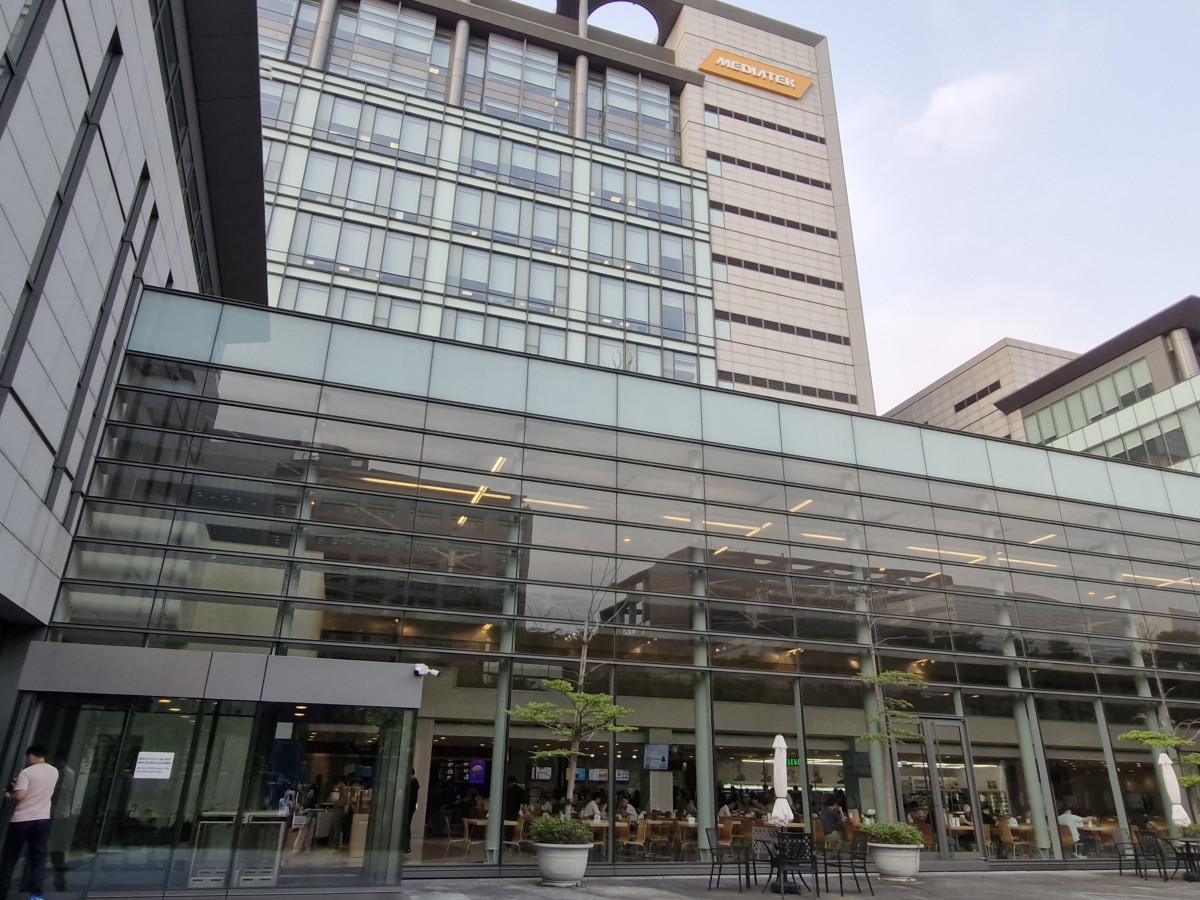 ▲3일 대만 신주과학단지 내 미디어텍 본사 1층 스타벅스와 맥도날드에서 직원들이 식사를 하고 있다. 미디어텍은 TSMC와 함께 대만 반도체 생태계를 대표하는 기업으로 꼽힌다.타이베이(대만)=손희정 기자 sonhj1220@