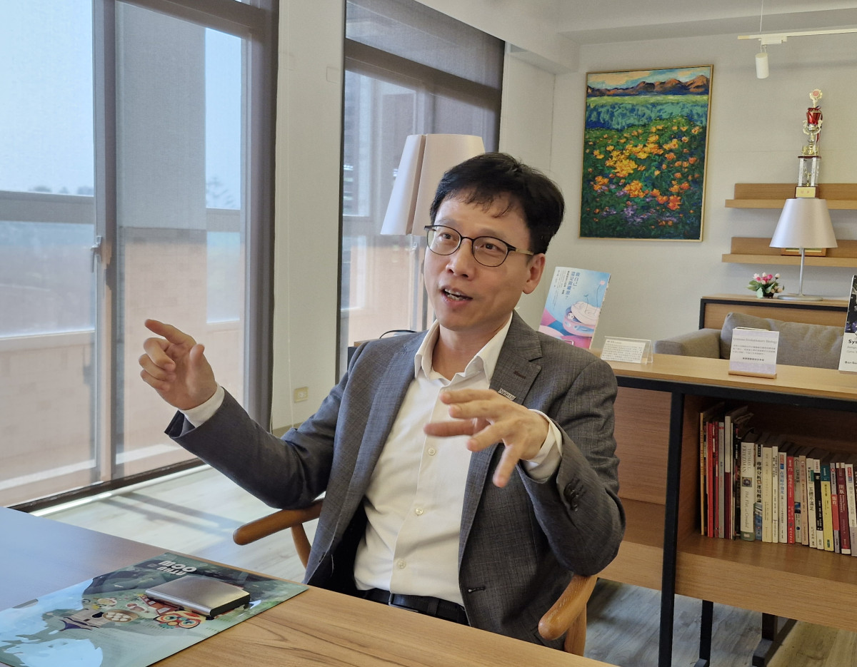▲양상다 국립칭화대 전기공학과장 겸 반도체연구대학원 겸임교수가 3일 대만 신주 국립칭화대 델타빌딩에서 본지와 인터뷰를 통해 대만 반도체 생태계와 AI 산업 발전 방향에 대해 설명하고 있다. (공동취재단)