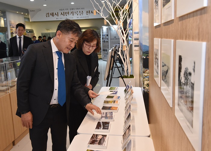 ▲2023년 김제시 시민기록물 전시회에서 정성주 김제시장이 시민들이 기증한 사진과 생활 기록물을 살펴보고 있다. (사진제공=김제시)