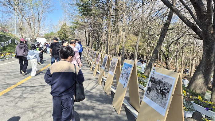 ▲시민들이 김제시 시민기록물 야외 전시를 둘러보며 사진 속에 담긴 지역의 옛 모습과 마을의 기억을 살펴보고 있다. (사진제공=김제시)