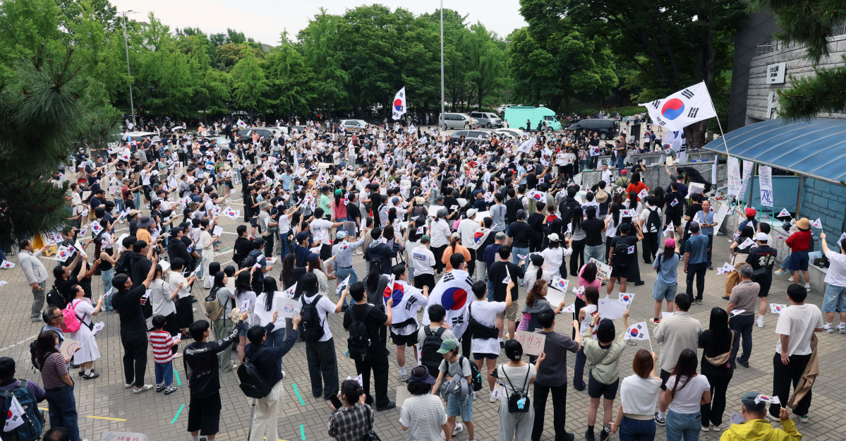 ▲6·3 지방선거 투표용지 부족 사태에 반발한 시민들이 7일 서울 송파구 올림픽공원 핸드볼경기장 앞에서 재선거를 요구하며 사흘째 개표소를 막아서고 있다. 신태현 기자 holjjak@
