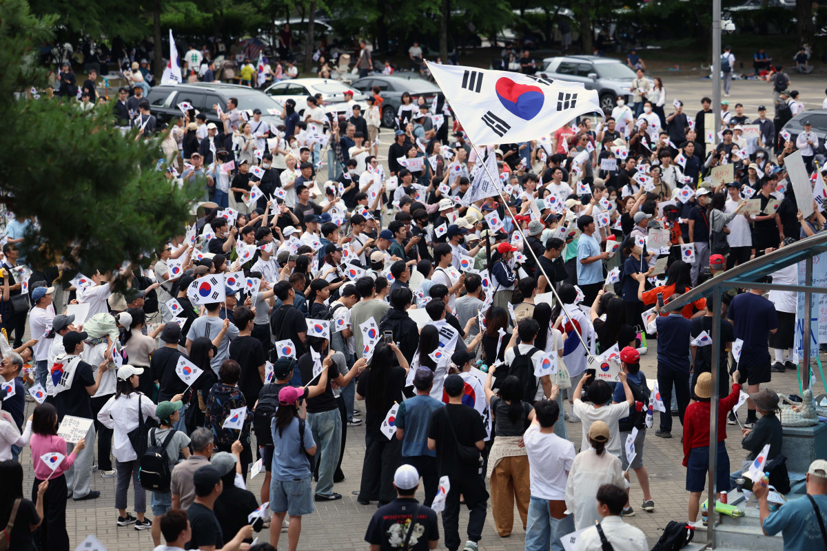 ▲6·3 지방선거 투표용지 부족 사태에 반발한 시민들이 7일 서울 송파구 올림픽공원 핸드볼경기장 앞에서 재선거를 요구하며 사흘째 개표소를 막아서고 있다. 신태현 기자 holjjak@