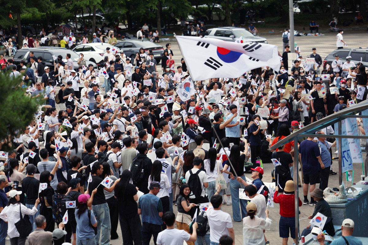 ▲6·3 지방선거 투표용지 부족 사태에 반발한 시민들이 7일 서울 송파구 올림픽공원 핸드볼경기장 앞에서 재선거를 요구하며 사흘째 개표소를 막아서고 있다. 신태현 기자 holjjak@