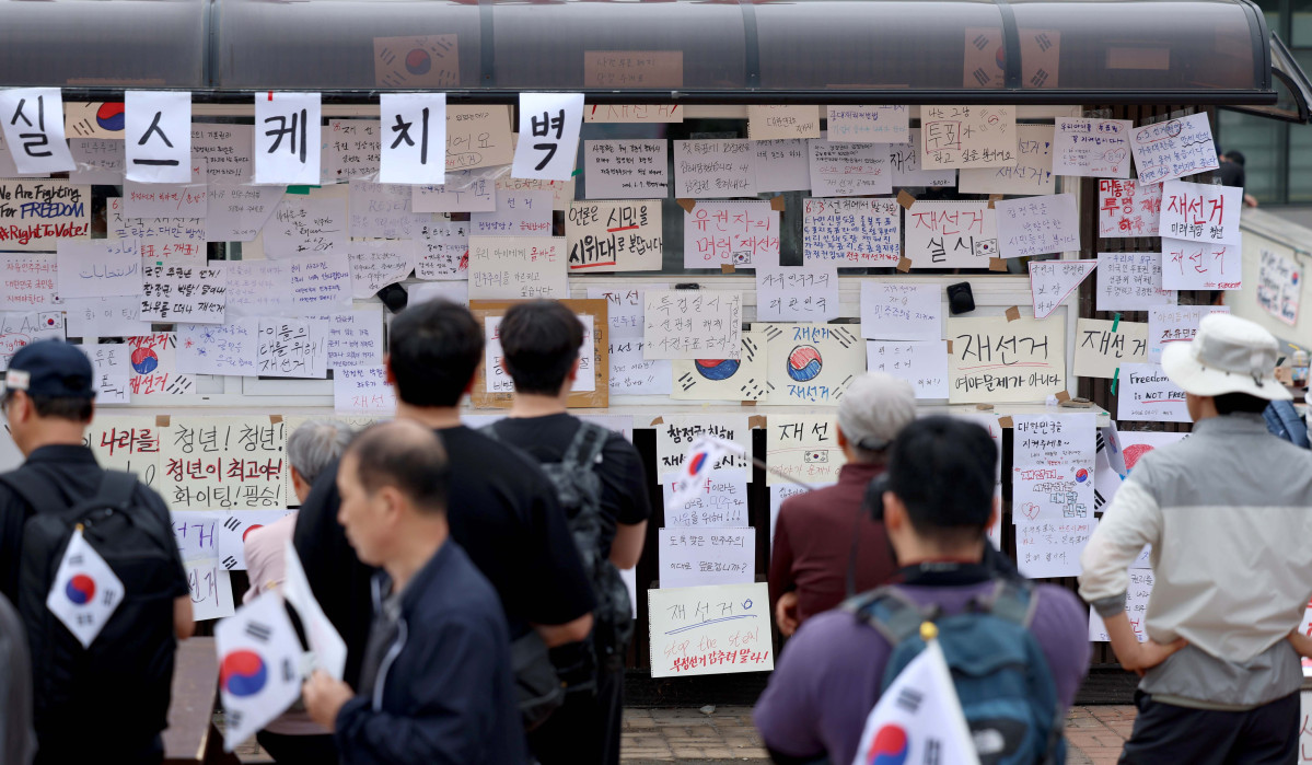 ▲6·3 지방선거 투표용지 부족 사태에 반발한 시민들이 7일 서울 송파구 올림픽공원 핸드볼경기장 앞에서 재선거를 요구하며 사흘째 개표소를 막아서고 있다. 신태현 기자 holjjak@