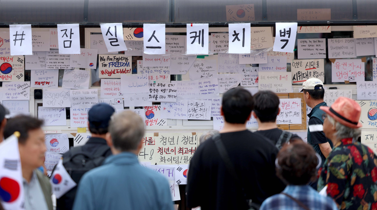 ▲6·3 지방선거 투표용지 부족 사태에 반발한 시민들이 7일 서울 송파구 올림픽공원 핸드볼경기장 앞에서 재선거를 요구하며 사흘째 개표소를 막아서고 있다. 신태현 기자 holjjak@