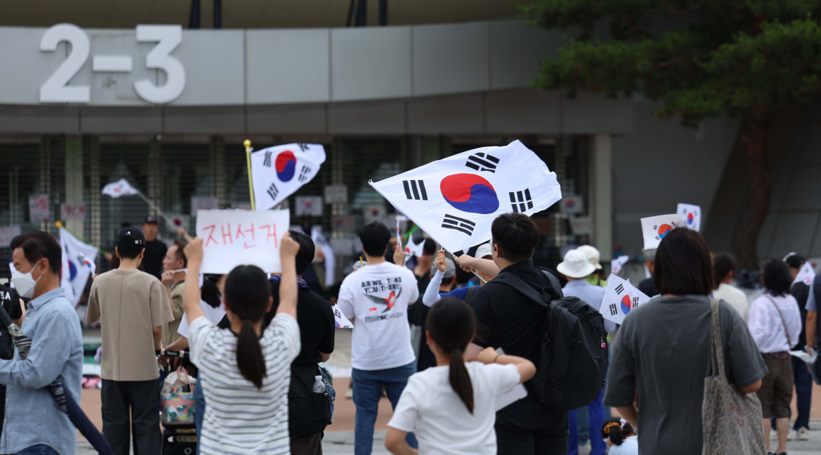 ▲6·3 지방선거 투표용지 부족 사태에 반발한 시민들이 7일 서울 송파구 올림픽공원 핸드볼경기장 앞에서 재선거를 요구하며 사흘째 개표소를 막아서고 있다. 신태현 기자 holjjak@