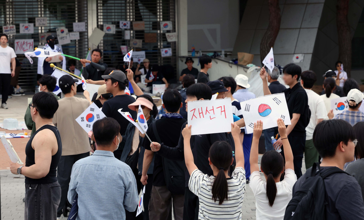 ▲6·3 지방선거 투표용지 부족 사태에 반발한 시민들이 7일 서울 송파구 올림픽공원 핸드볼경기장 앞에서 재선거를 요구하며 사흘째 개표소를 막아서고 있다. 신태현 기자 holjjak@