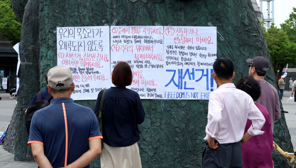 ▲6·3 지방선거 투표용지 부족 사태에 반발한 시민들이 7일 서울 송파구 올림픽공원 핸드볼경기장 앞에서 재선거를 요구하며 사흘째 개표소를 막아서고 있다. 신태현 기자 holjjak@