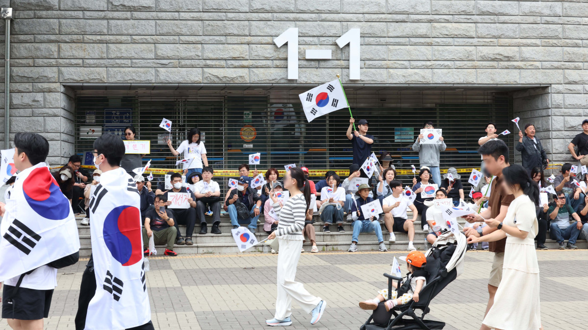 ▲6·3 지방선거 투표용지 부족 사태에 반발한 시민들이 7일 서울 송파구 올림픽공원 핸드볼경기장 앞에서 재선거를 요구하며 사흘째 개표소를 막아서고 있다. 신태현 기자 holjjak@